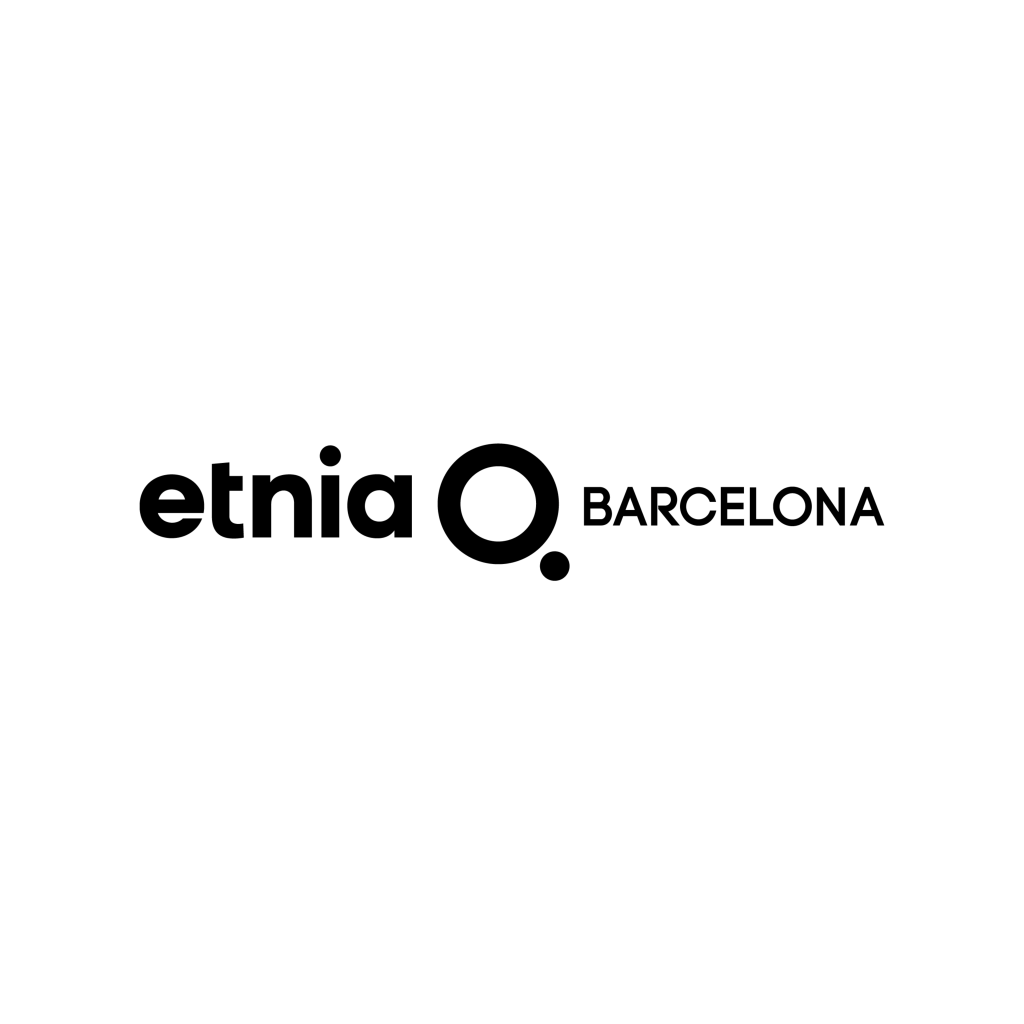 Schwarzes Logo mit dem Text etnia O BARCELONA auf weißem Hintergrund, das O hat unten rechts einen Punkt