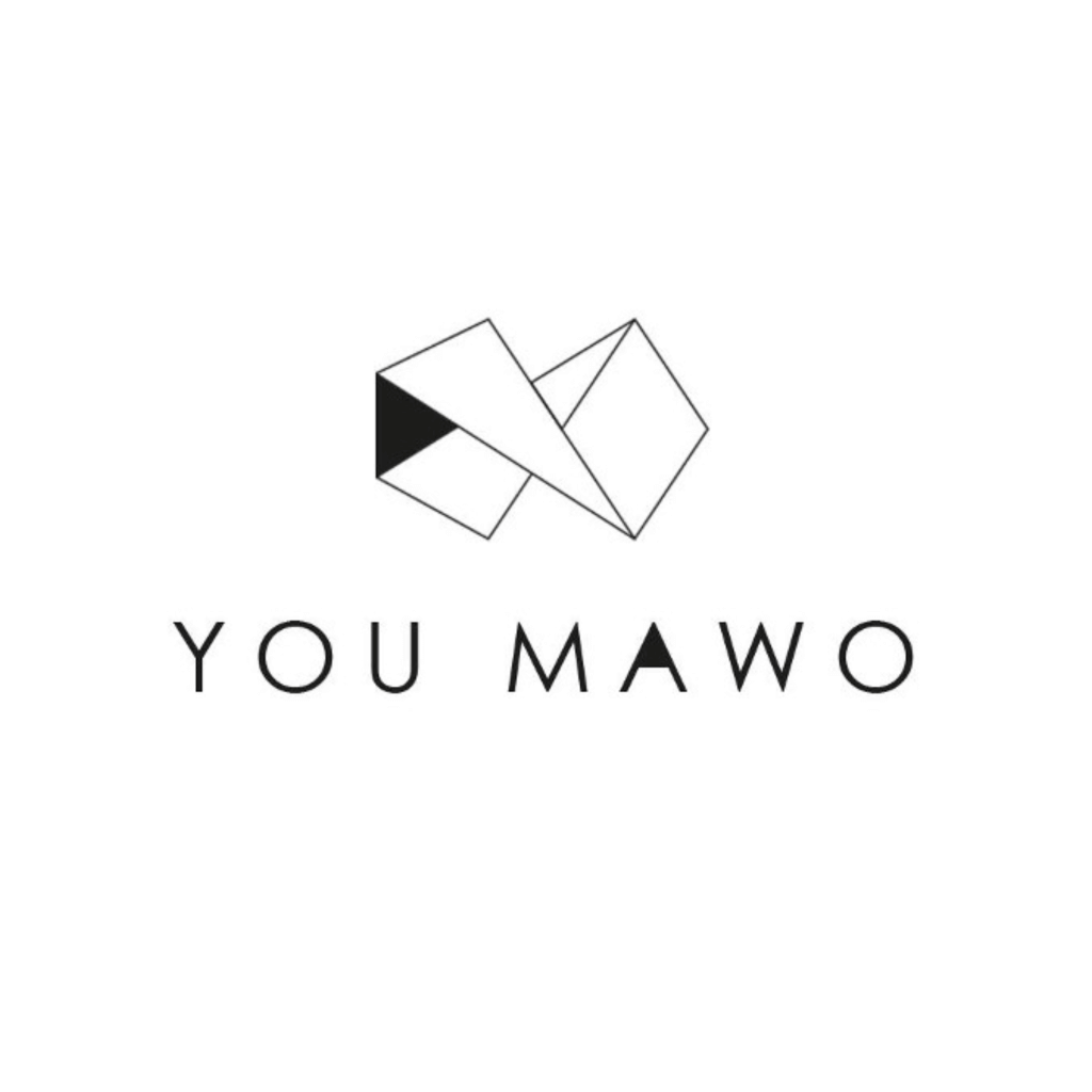 Ein geometrisches Origami-Logo über dem Schriftzug YOU MAWO in minimalistischer schwarzer Schrift auf weißem Hintergrund