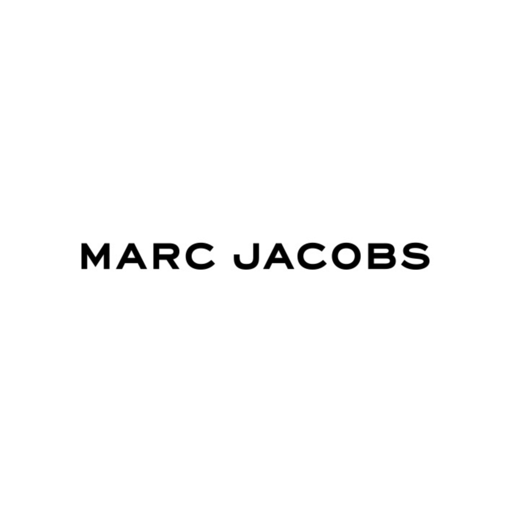 Schwarzer Schriftzug MARC JACOBS in Großbuchstaben auf weißem Hintergrund