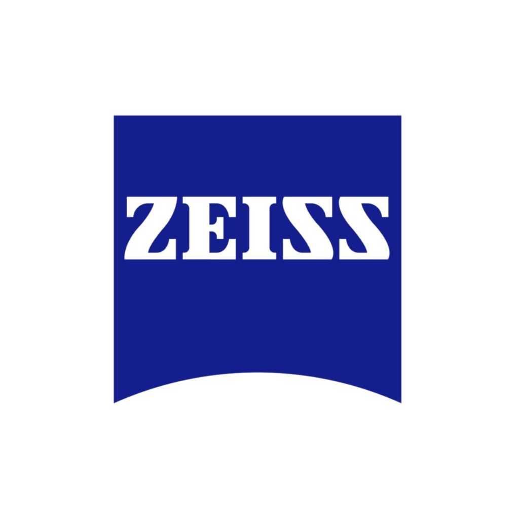 Ein blaues Rechteck mit dem Schriftzug ZEISS in fetten weißen Großbuchstaben und abgerundeter Unterkante auf weißem Hintergrund